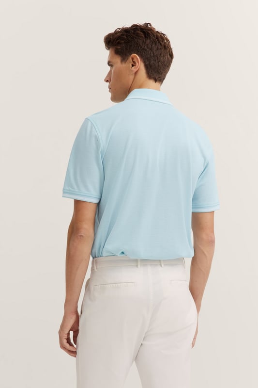 De bugatti polo is gemaakt van 100% katoen van hoge kwaliteit en biedt ademend comfort en een klassieke look. De traditionele polokraag, geribde boorden aan de mouwen en zijsplitten zorgen voor optimale bewegingsvrijheid en een moderne pasvorm.