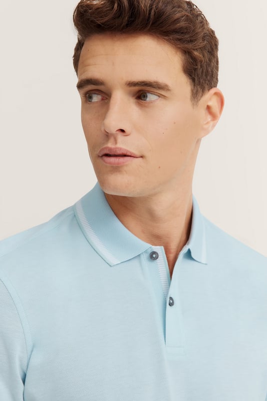 De bugatti polo is gemaakt van 100% katoen van hoge kwaliteit en biedt ademend comfort en een klassieke look. De traditionele polokraag, geribde boorden aan de mouwen en zijsplitten zorgen voor optimale bewegingsvrijheid en een moderne pasvorm.