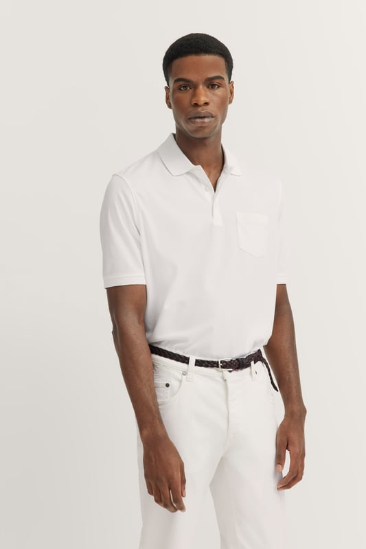 Mit dem Polynosic Polo von bugatti setzt Du auf Komfort und Stil. Dieses hochwertige Polo besteht aus einer weichen Materialmischung aus Baumwolle und Polyester und ist mit einer praktischen Brusttasche sowie einem klassischen Polokragen mit 3-Knopf-Leiste ausgestattet.