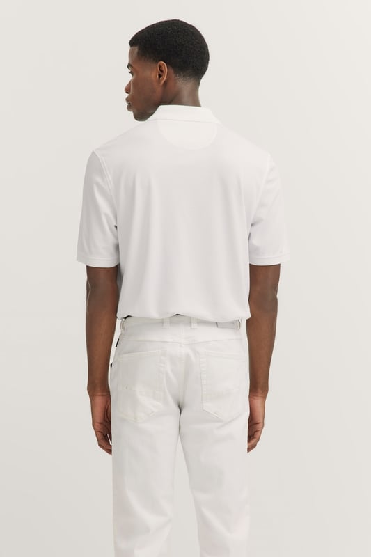 Mit dem Polynosic Polo von bugatti setzt Du auf Komfort und Stil. Dieses hochwertige Polo besteht aus einer weichen Materialmischung aus Baumwolle und Polyester und ist mit einer praktischen Brusttasche sowie einem klassischen Polokragen mit 3-Knopf-Leiste ausgestattet.
