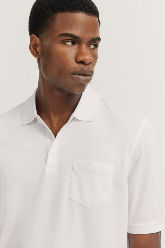 Mit dem Polynosic Polo von bugatti setzt Du auf Komfort und Stil. Dieses hochwertige Polo besteht aus einer weichen Materialmischung aus Baumwolle und Polyester und ist mit einer praktischen Brusttasche sowie einem klassischen Polokragen mit 3-Knopf-Leiste ausgestattet.
