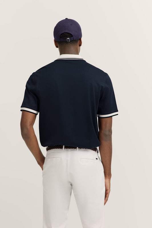 Mit dem Polo von bugatti im ´Modern Fit` kombinierst Du eleganten Stil und hohen Tragekomfort. Aus 100 Prozent hochwertiger Baumwolle gefertigt, bietet es mit dem klassischen Polokragen und 2-Knopf-Detail einen zeitlosen Look. Gerippte Bündchen und Seitenschlitze sorgen für perfekte Passform und Bewegungsfreiheit - ideal für Deinen vielseitigen Alltag.