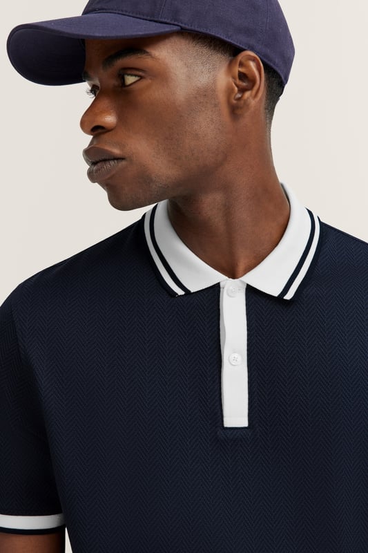 Mit dem Polo von bugatti im ´Modern Fit` kombinierst Du eleganten Stil und hohen Tragekomfort. Aus 100 Prozent hochwertiger Baumwolle gefertigt, bietet es mit dem klassischen Polokragen und 2-Knopf-Detail einen zeitlosen Look. Gerippte Bündchen und Seitenschlitze sorgen für perfekte Passform und Bewegungsfreiheit - ideal für Deinen vielseitigen Alltag.