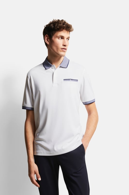 Een modern poloshirt met mooi gecoördineerde contrasterende strepen op de kraag, mouwboorden en zaksluiting. De polokraag, zijsplitten voor de nodige bewegingsvrijheid en geribde manchetten maken deze polo tot een klassieke metgezel.