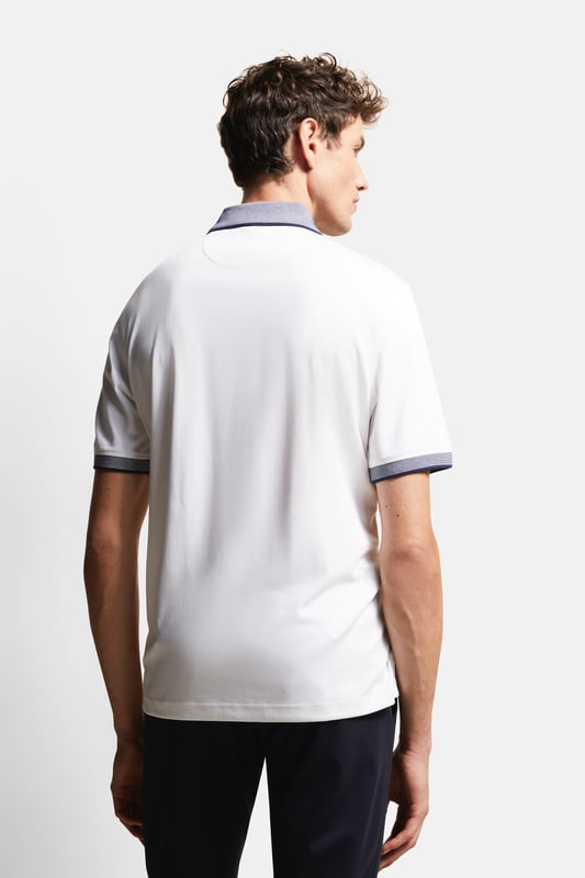 Een modern poloshirt met mooi gecoördineerde contrasterende strepen op de kraag, mouwboorden en zaksluiting. De polokraag, zijsplitten voor de nodige bewegingsvrijheid en geribde manchetten maken deze polo tot een klassieke metgezel.
