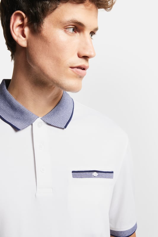 Een modern poloshirt met mooi gecoördineerde contrasterende strepen op de kraag, mouwboorden en zaksluiting. De polokraag, zijsplitten voor de nodige bewegingsvrijheid en geribde manchetten maken deze polo tot een klassieke metgezel.