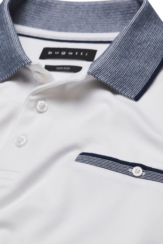 Een modern poloshirt met mooi gecoördineerde contrasterende strepen op de kraag, mouwboorden en zaksluiting. De polokraag, zijsplitten voor de nodige bewegingsvrijheid en geribde manchetten maken deze polo tot een klassieke metgezel.