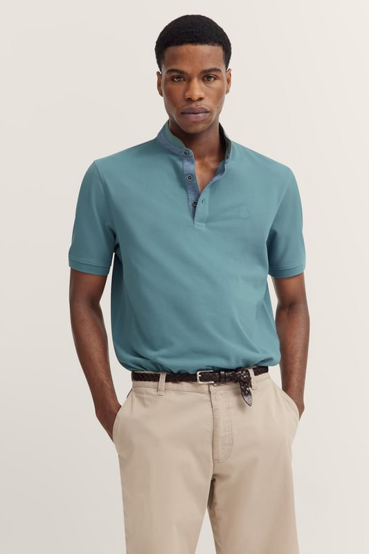Das bugatti Polo mit Stehkragen kombiniert elegante Details wie die dezente Stickerei auf der Brust . Der Stehkragen mit 2-Knopf-Leiste und die Rippenbündchen an den Ärmeln verleihen diesem ´Modern Fit` Polo einen stilvollen und zeitlosen Look, der Dir optimalen Tragekomfort bietet.