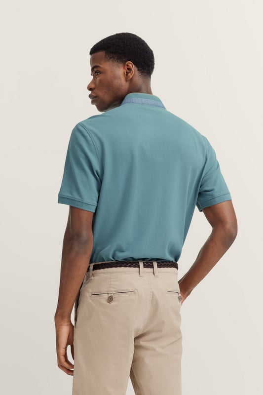 Das bugatti Polo mit Stehkragen kombiniert elegante Details wie die dezente Stickerei auf der Brust . Der Stehkragen mit 2-Knopf-Leiste und die Rippenbündchen an den Ärmeln verleihen diesem ´Modern Fit` Polo einen stilvollen und zeitlosen Look, der Dir optimalen Tragekomfort bietet.