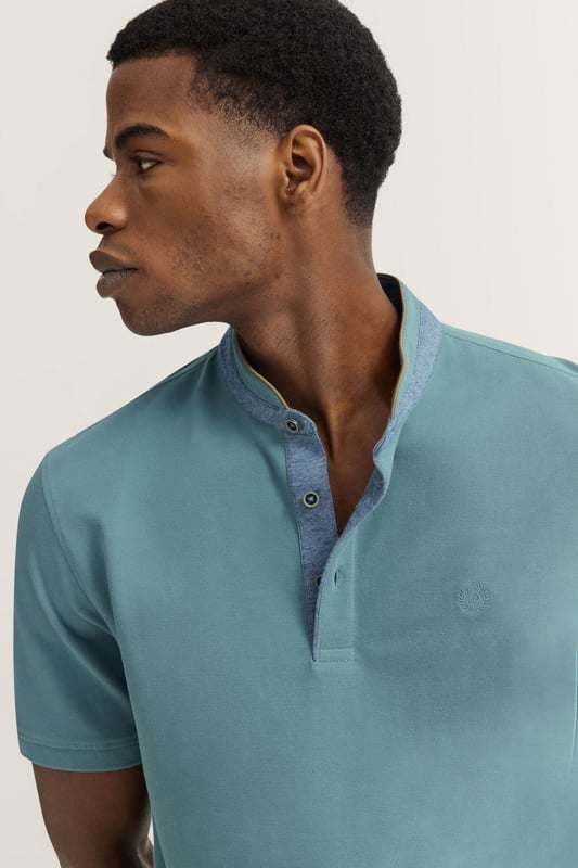 Das bugatti Polo mit Stehkragen kombiniert elegante Details wie die dezente Stickerei auf der Brust . Der Stehkragen mit 2-Knopf-Leiste und die Rippenbündchen an den Ärmeln verleihen diesem ´Modern Fit` Polo einen stilvollen und zeitlosen Look, der Dir optimalen Tragekomfort bietet.