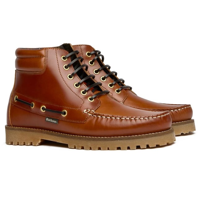 Herren Tan Barbour Tiller Stiefel, gefertigt aus Leder mit einer Gummisohle. Merkmale: Barbour-Branding, Gummisohle, gewachste Schnürsenkel, genähte Kappe und gepolsterter Kragen.