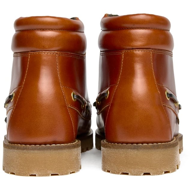 Herren Tan Barbour Tiller Stiefel, gefertigt aus Leder mit einer Gummisohle. Merkmale: Barbour-Branding, Gummisohle, gewachste Schnürsenkel, genähte Kappe und gepolsterter Kragen.