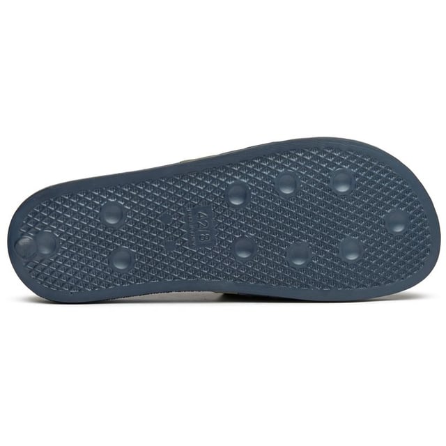 The Lambretta Prince slides bring effortless Italian style to your summer rotation. Crafted entirely in rubber with a vibrant green finish, these men's sandals feature comfortable insoles that make them perfect for poolside lounging or casual street wear. The iconic Lambretta branding adds a touch of heritage cool to this laid-back essential that transitions seamlessly from beach to city.