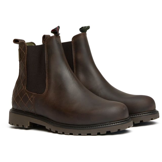 Damen braune Barbour Kendal Stiefel, hergestellt aus Leder mit einer Gummisohle. Merkmale: Fersenschlaufe, elastische Einsätze, Barbour-Branding und profilierte Sohle.