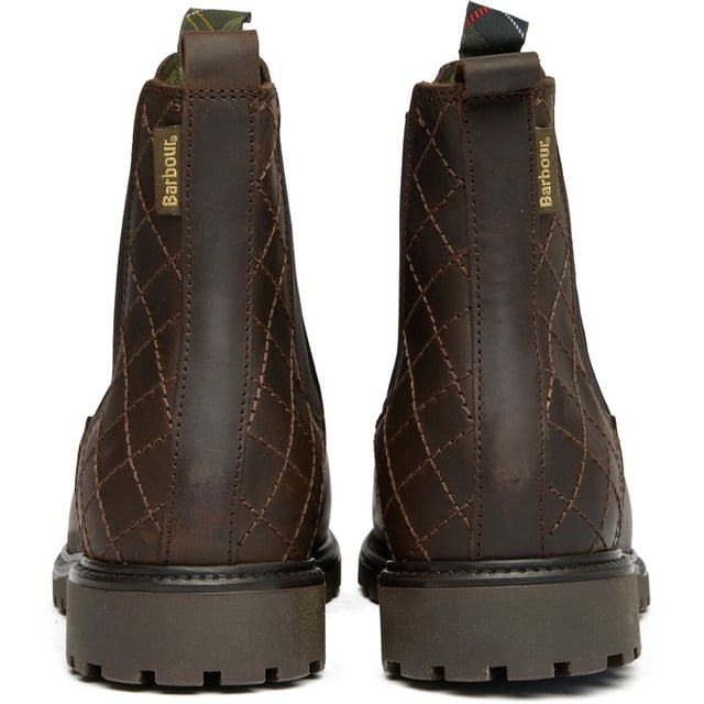 Damen braune Barbour Kendal Stiefel, hergestellt aus Leder mit einer Gummisohle. Merkmale: Fersenschlaufe, elastische Einsätze, Barbour-Branding und profilierte Sohle.