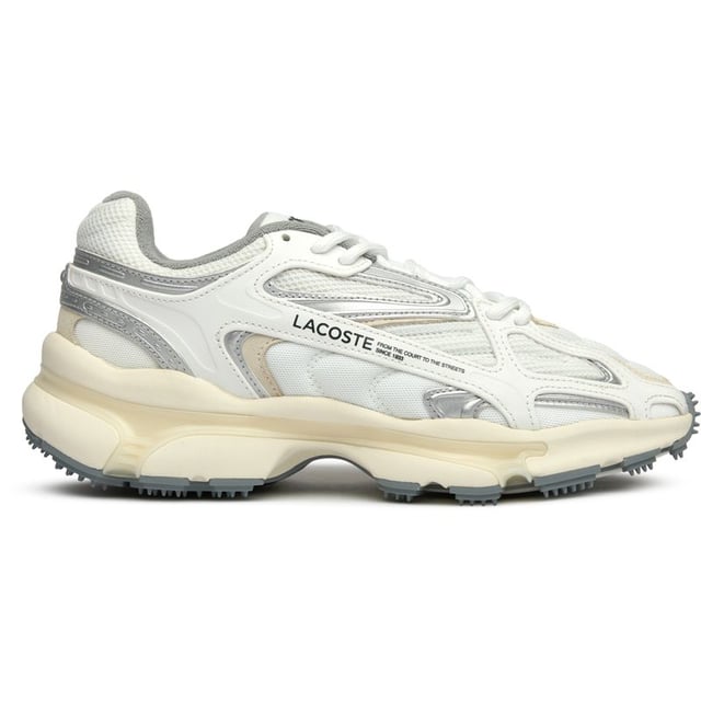 Zapatillas Lacoste K24 Los Lacoste K24 ofrecen un rendimiento atlético con la elegancia francesa característica. Estas zapatillas de estilo running en color blanco cuentan con una parte superior de tejido transpirable y una suela de goma con tacos que transita sin esfuerzo de los trotes matutinos a los planes informales del fin de semana. Las plantillas ortolita proporcionan amortiguación durante todo el día, mientras que la combinación de colores limpia garantiza que complementen cualquier conjunto deportivo. La artesanía clásica de Lacoste se une a la moderna tecnología de confort.