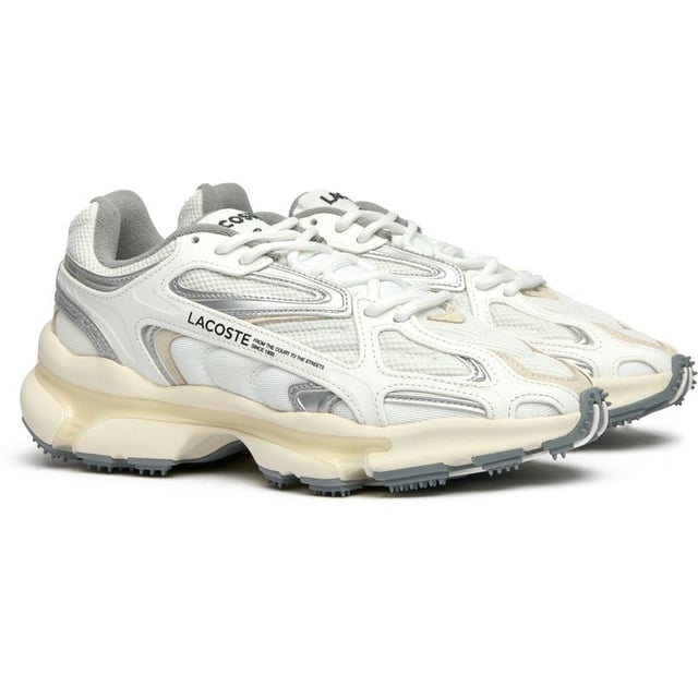 Zapatillas Lacoste K24 Los Lacoste K24 ofrecen un rendimiento atlético con la elegancia francesa característica. Estas zapatillas de estilo running en color blanco cuentan con una parte superior de tejido transpirable y una suela de goma con tacos que transita sin esfuerzo de los trotes matutinos a los planes informales del fin de semana. Las plantillas ortolita proporcionan amortiguación durante todo el día, mientras que la combinación de colores limpia garantiza que complementen cualquier conjunto deportivo. La artesanía clásica de Lacoste se une a la moderna tecnología de confort.