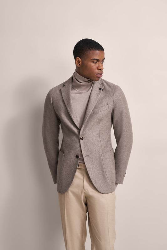 Ontdek het moderne jasje met reverskraag van bugatti, dat indruk maakt met zijn sportieve, slanke silhouet. Uitgerust met binnenzakken is het de perfecte keuze voor alle fashionista's.