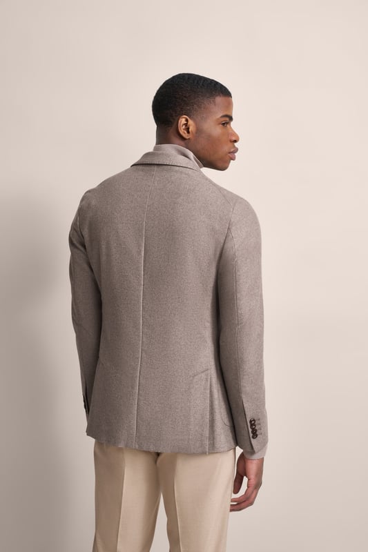 Ontdek het moderne jasje met reverskraag van bugatti, dat indruk maakt met zijn sportieve, slanke silhouet. Uitgerust met binnenzakken is het de perfecte keuze voor alle fashionista's.