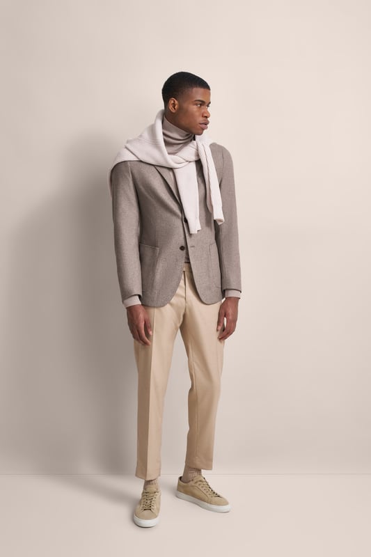 Ontdek het moderne jasje met reverskraag van bugatti, dat indruk maakt met zijn sportieve, slanke silhouet. Uitgerust met binnenzakken is het de perfecte keuze voor alle fashionista's.