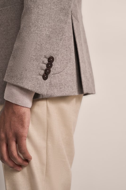 Ontdek het moderne jasje met reverskraag van bugatti, dat indruk maakt met zijn sportieve, slanke silhouet. Uitgerust met binnenzakken is het de perfecte keuze voor alle fashionista's.