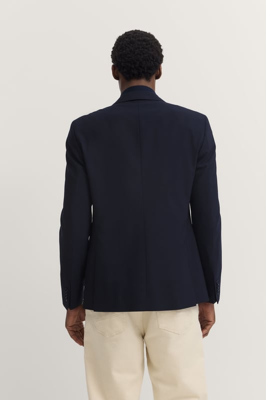 Das bugatti Sakko in hochwertiger Wollmischung vereint zeitlose Eleganz mit modernem Tragekomfort dank ´Modern Fit`. Der Reverskragen und die Brust- sowie Pattentaschen setzen stilvolle Akzente, während die Seitenschlitze für optimale Bewegungsfreiheit sorgen - perfekt für stilbewusste Herren, die Wert auf Qualität und Raffinesse legen.