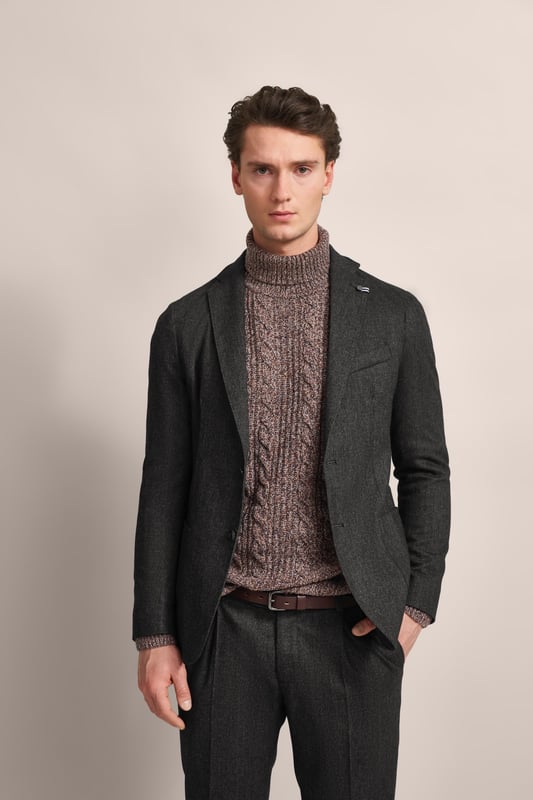 Entdecke das stilvolle Reverskragensakko von bugatti, das mit seiner sportlich-schlanken Silhouette und dem modernen Look beeindruckt. Die runden Schultern und die aufgesetzten Taschen sorgen für eine elegante Note, während der Clutch Pin am Revers einen charmanten Akzent setzt. Mit seiner Soft-Touch-Ausrüstung bietet dieses Sakko Komfort und Style für jede Gelegenheit.