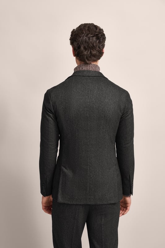 Entdecke das stilvolle Reverskragensakko von bugatti, das mit seiner sportlich-schlanken Silhouette und dem modernen Look beeindruckt. Die runden Schultern und die aufgesetzten Taschen sorgen für eine elegante Note, während der Clutch Pin am Revers einen charmanten Akzent setzt. Mit seiner Soft-Touch-Ausrüstung bietet dieses Sakko Komfort und Style für jede Gelegenheit.