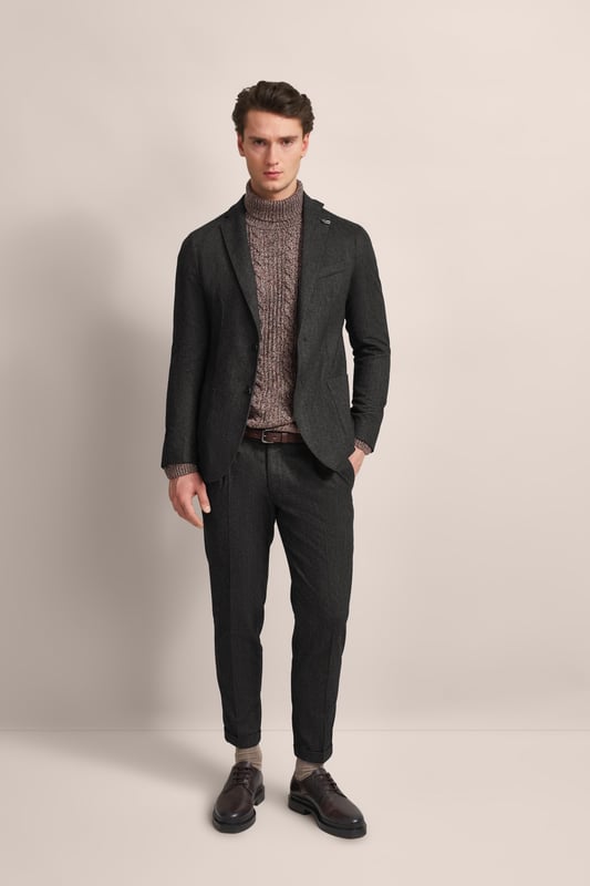 Entdecke das stilvolle Reverskragensakko von bugatti, das mit seiner sportlich-schlanken Silhouette und dem modernen Look beeindruckt. Die runden Schultern und die aufgesetzten Taschen sorgen für eine elegante Note, während der Clutch Pin am Revers einen charmanten Akzent setzt. Mit seiner Soft-Touch-Ausrüstung bietet dieses Sakko Komfort und Style für jede Gelegenheit.