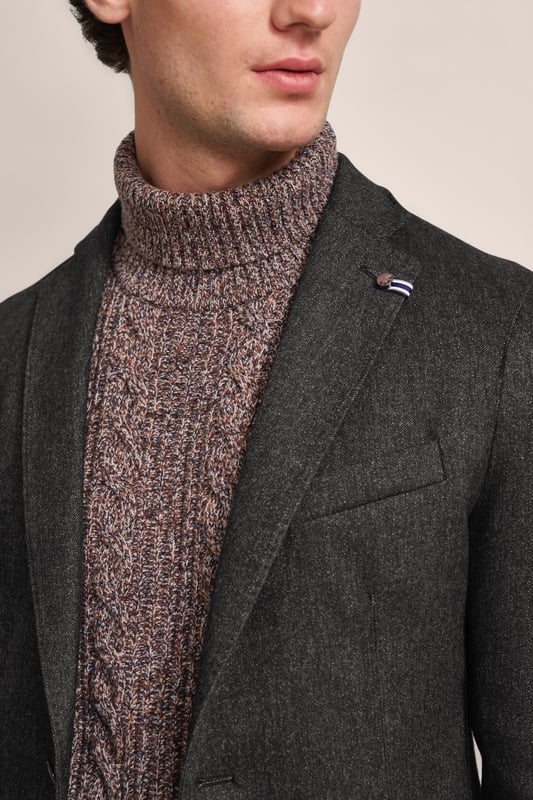 Entdecke das stilvolle Reverskragensakko von bugatti, das mit seiner sportlich-schlanken Silhouette und dem modernen Look beeindruckt. Die runden Schultern und die aufgesetzten Taschen sorgen für eine elegante Note, während der Clutch Pin am Revers einen charmanten Akzent setzt. Mit seiner Soft-Touch-Ausrüstung bietet dieses Sakko Komfort und Style für jede Gelegenheit.