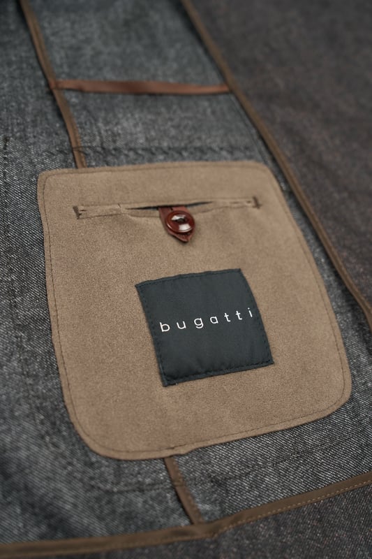 Entdecke das stilvolle Reverskragensakko von bugatti, das mit seiner sportlich-schlanken Silhouette und dem modernen Look beeindruckt. Die runden Schultern und die aufgesetzten Taschen sorgen für eine elegante Note, während der Clutch Pin am Revers einen charmanten Akzent setzt. Mit seiner Soft-Touch-Ausrüstung bietet dieses Sakko Komfort und Style für jede Gelegenheit.