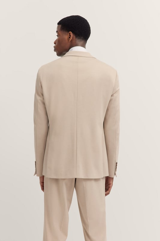 Mit dem bugatti Sakko erlebst Du ultimativen Komfort dank der integrierten Stretchfunktion und des hochwertigen Jersey-Stoffs. Der moderne Schnitt sorgt für eine zeitgemäße Silhouette, während Reverskragen, Pattentaschen und eine elegante Vollfütterung dem Sakko eine edle Note verleihen. Perfekt für den stilbewussten Mann.