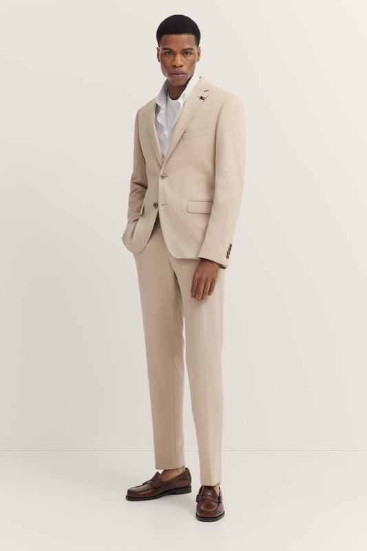 Mit dem bugatti Sakko erlebst Du ultimativen Komfort dank der integrierten Stretchfunktion und des hochwertigen Jersey-Stoffs. Der moderne Schnitt sorgt für eine zeitgemäße Silhouette, während Reverskragen, Pattentaschen und eine elegante Vollfütterung dem Sakko eine edle Note verleihen. Perfekt für den stilbewussten Mann.