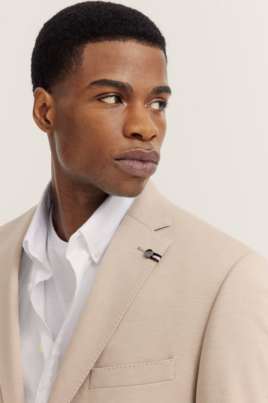 Mit dem bugatti Sakko erlebst Du ultimativen Komfort dank der integrierten Stretchfunktion und des hochwertigen Jersey-Stoffs. Der moderne Schnitt sorgt für eine zeitgemäße Silhouette, während Reverskragen, Pattentaschen und eine elegante Vollfütterung dem Sakko eine edle Note verleihen. Perfekt für den stilbewussten Mann.
