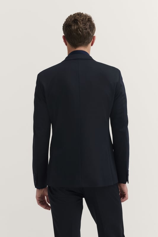 Mit dem bugatti Sakko erlebst Du ultimativen Komfort dank der integrierten Stretchfunktion und des hochwertigen Jersey-Stoffs. Der moderne Schnitt sorgt für eine zeitgemäße Silhouette, während Reverskragen, Pattentaschen und eine elegante Vollfütterung dem Sakko eine edle Note verleihen. Perfekt für den stilbewussten Mann.