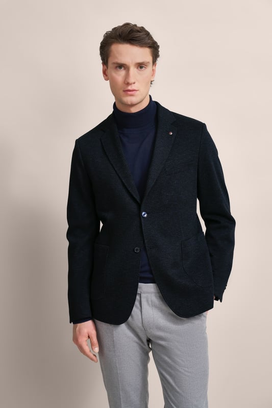 Ergänze deine Garderobe mit dem sportlichen Reverskragensakko von bugatti. Mit aufgesetzten Taschen, einer Brusttasche und seitlichen Schlitzen bietet dieses Sakko sowohl Stil als auch Funktionalität. Der Baumwoll-Mix und die Flexcity-Ausstattung sorgen für eine körpernahe Passform und Bewegungsfreiheit. Das Sakko besticht durch seine moderne 2-Knopf-Form und dezente farbliche Akzente.
