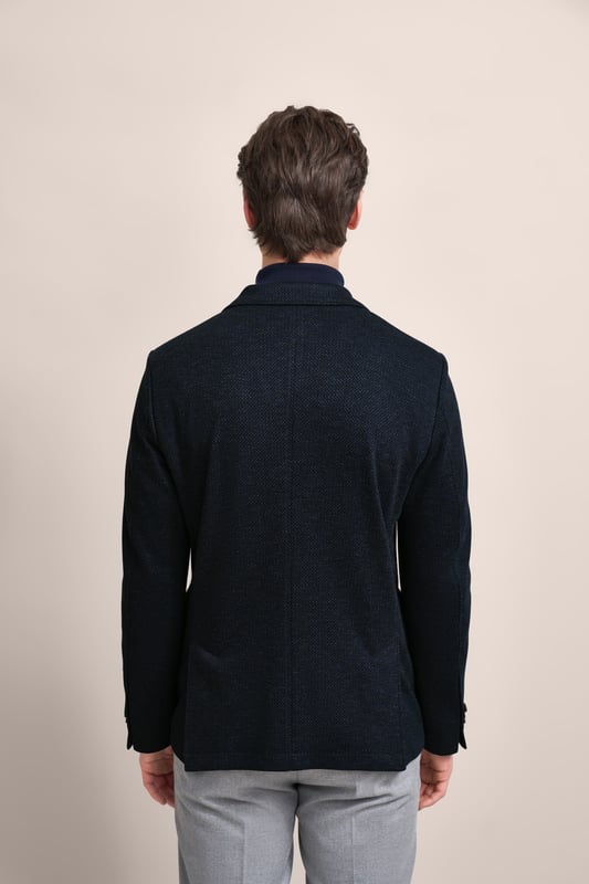 Ergänze deine Garderobe mit dem sportlichen Reverskragensakko von bugatti. Mit aufgesetzten Taschen, einer Brusttasche und seitlichen Schlitzen bietet dieses Sakko sowohl Stil als auch Funktionalität. Der Baumwoll-Mix und die Flexcity-Ausstattung sorgen für eine körpernahe Passform und Bewegungsfreiheit. Das Sakko besticht durch seine moderne 2-Knopf-Form und dezente farbliche Akzente.