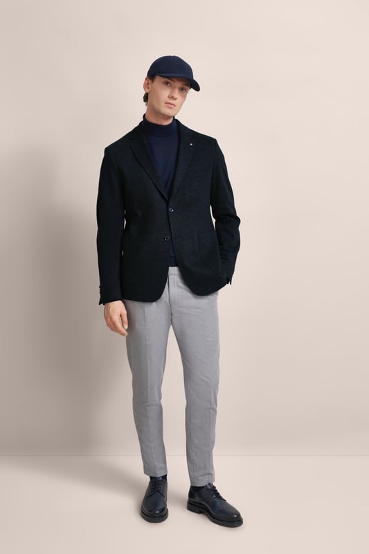Ergänze deine Garderobe mit dem sportlichen Reverskragensakko von bugatti. Mit aufgesetzten Taschen, einer Brusttasche und seitlichen Schlitzen bietet dieses Sakko sowohl Stil als auch Funktionalität. Der Baumwoll-Mix und die Flexcity-Ausstattung sorgen für eine körpernahe Passform und Bewegungsfreiheit. Das Sakko besticht durch seine moderne 2-Knopf-Form und dezente farbliche Akzente.