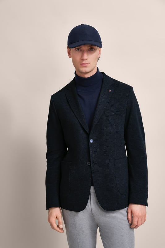 Ergänze deine Garderobe mit dem sportlichen Reverskragensakko von bugatti. Mit aufgesetzten Taschen, einer Brusttasche und seitlichen Schlitzen bietet dieses Sakko sowohl Stil als auch Funktionalität. Der Baumwoll-Mix und die Flexcity-Ausstattung sorgen für eine körpernahe Passform und Bewegungsfreiheit. Das Sakko besticht durch seine moderne 2-Knopf-Form und dezente farbliche Akzente.