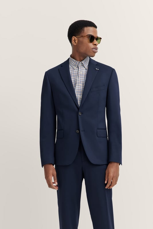 Mit dem bugatti Sakko erlebst Du ultimativen Komfort dank der integrierten Stretchfunktion und des hochwertigen Jersey-Stoffs. Der moderne Schnitt sorgt für eine zeitgemäße Silhouette, während Reverskragen, Pattentaschen und eine elegante Vollfütterung dem Sakko eine edle Note verleihen. Perfekt für den stilbewussten Mann.