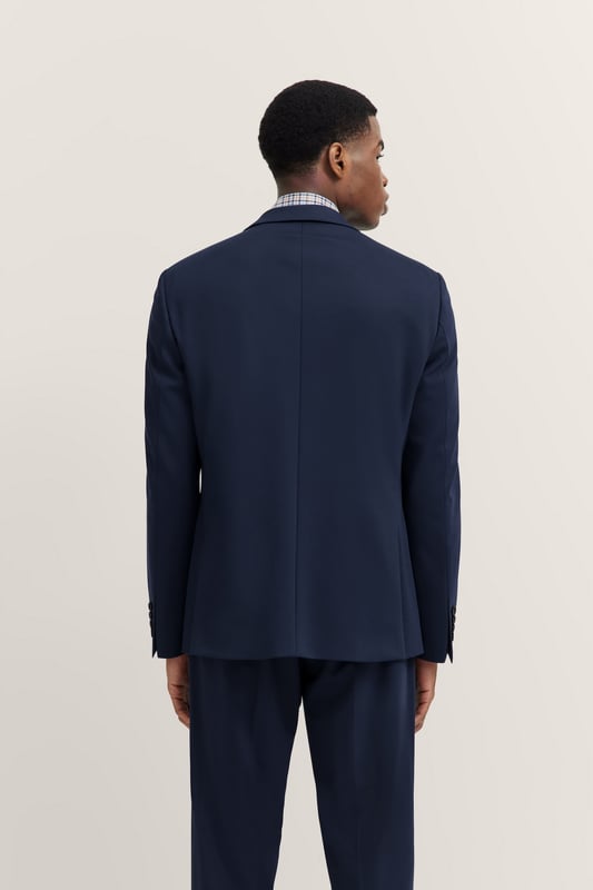 Mit dem bugatti Sakko erlebst Du ultimativen Komfort dank der integrierten Stretchfunktion und des hochwertigen Jersey-Stoffs. Der moderne Schnitt sorgt für eine zeitgemäße Silhouette, während Reverskragen, Pattentaschen und eine elegante Vollfütterung dem Sakko eine edle Note verleihen. Perfekt für den stilbewussten Mann.