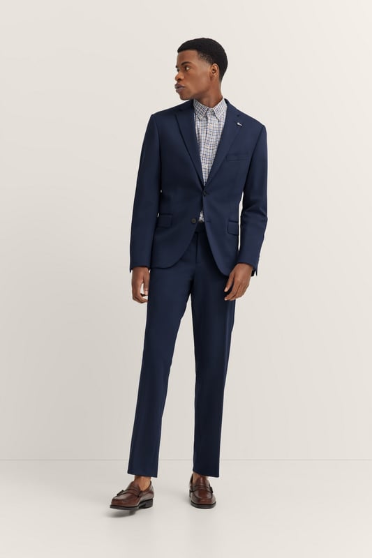 Mit dem bugatti Sakko erlebst Du ultimativen Komfort dank der integrierten Stretchfunktion und des hochwertigen Jersey-Stoffs. Der moderne Schnitt sorgt für eine zeitgemäße Silhouette, während Reverskragen, Pattentaschen und eine elegante Vollfütterung dem Sakko eine edle Note verleihen. Perfekt für den stilbewussten Mann.