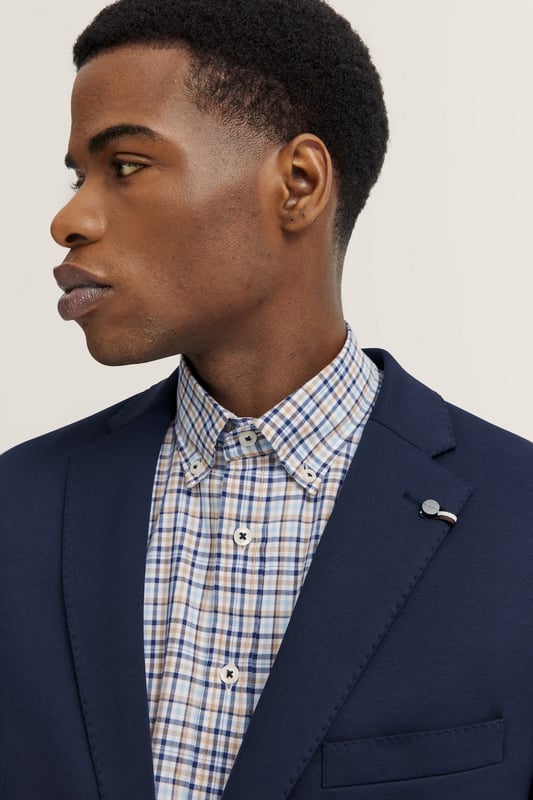 Mit dem bugatti Sakko erlebst Du ultimativen Komfort dank der integrierten Stretchfunktion und des hochwertigen Jersey-Stoffs. Der moderne Schnitt sorgt für eine zeitgemäße Silhouette, während Reverskragen, Pattentaschen und eine elegante Vollfütterung dem Sakko eine edle Note verleihen. Perfekt für den stilbewussten Mann.