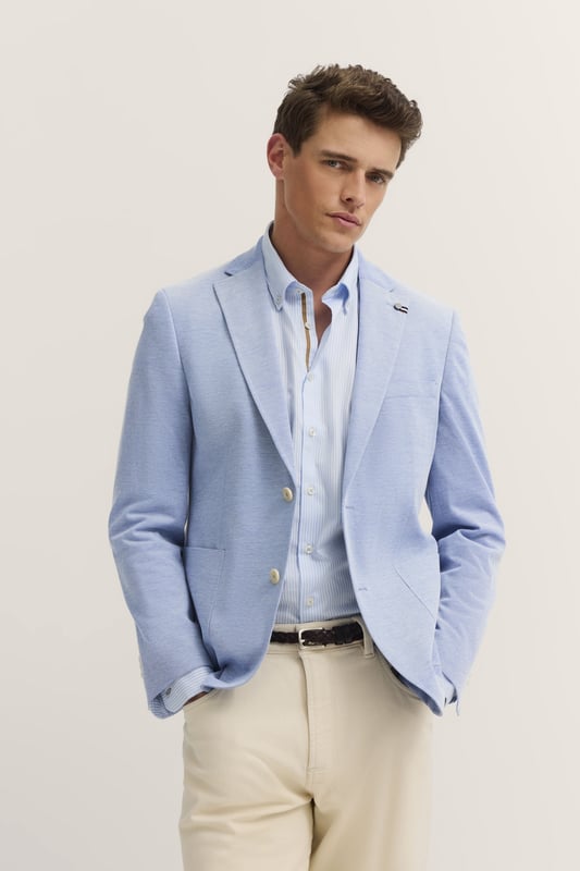 Erlebe mit dem bugatti Sakko ein neues Maß an Stil und Komfort! Das moderne Design mit Reverskragen und hochwertiger Halbfütterung sorgt für eine optimale Passform und Bewegungsfreiheit. Die praktischen aufgesetzten Taschen und der elegante Clutch Pin verleihen Deinem Look das gewisse Etwas.