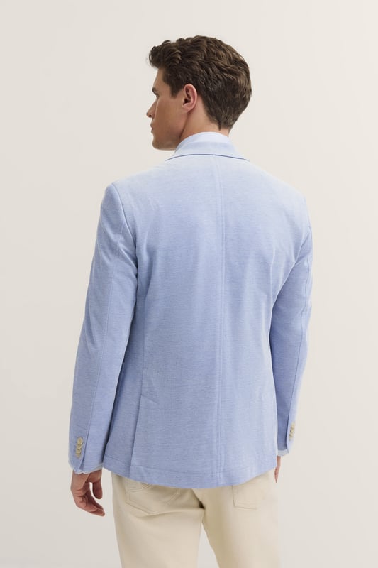 Erlebe mit dem bugatti Sakko ein neues Maß an Stil und Komfort! Das moderne Design mit Reverskragen und hochwertiger Halbfütterung sorgt für eine optimale Passform und Bewegungsfreiheit. Die praktischen aufgesetzten Taschen und der elegante Clutch Pin verleihen Deinem Look das gewisse Etwas.