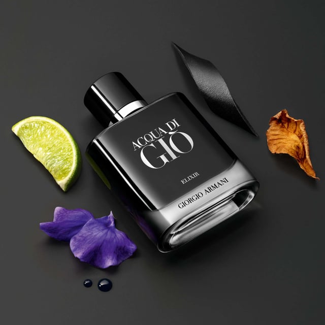 Discover the captivating aroma of Armani Acqua Di Gio Homme Elixir, a luxurious eau de parfum designed for the modern man. This fragrance features an intense violet accord blended with the refreshing notes of leather and a marine touch, creating a unique scent profile that lasts up to 12 hours. The woody, leathery, and aquatic elements are beautifully complemented by bergamot and green mandarin, alongside patchouli. Housed in an elegant, sleek glass bottle with a magnetic cap, this fragrance is a sophisticated addition to any collection.