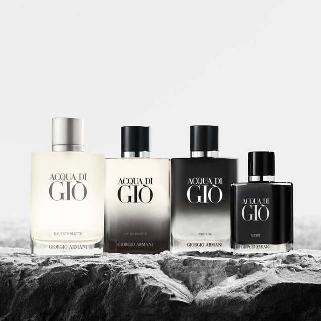 Discover the captivating aroma of Armani Acqua Di Gio Homme Elixir, a luxurious eau de parfum designed for the modern man. This fragrance features an intense violet accord blended with the refreshing notes of leather and a marine touch, creating a unique scent profile that lasts up to 12 hours. The woody, leathery, and aquatic elements are beautifully complemented by bergamot and green mandarin, alongside patchouli. Housed in an elegant, sleek glass bottle with a magnetic cap, this fragrance is a sophisticated addition to any collection.