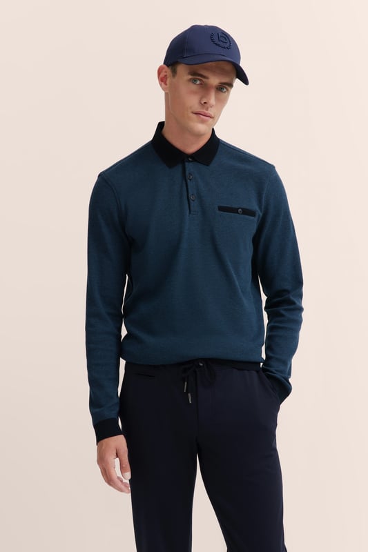 Erlebe stilvolles Auftreten mit dem bugatti Langarm-Poloshirt. Dieses Polo aus einem Baumwoll-Mix besticht durch seinen Strukturkragen und die feine zweifarbige Struktur des Oberstoffs. Eine Brusttasche und Leistentaschen bieten praktischen Stauraum, während das Flag-Label an der linken Seite für eine exklusive Note sorgt. Der Modern Fit und die Rippenbündchen garantieren eine optimale Passform.