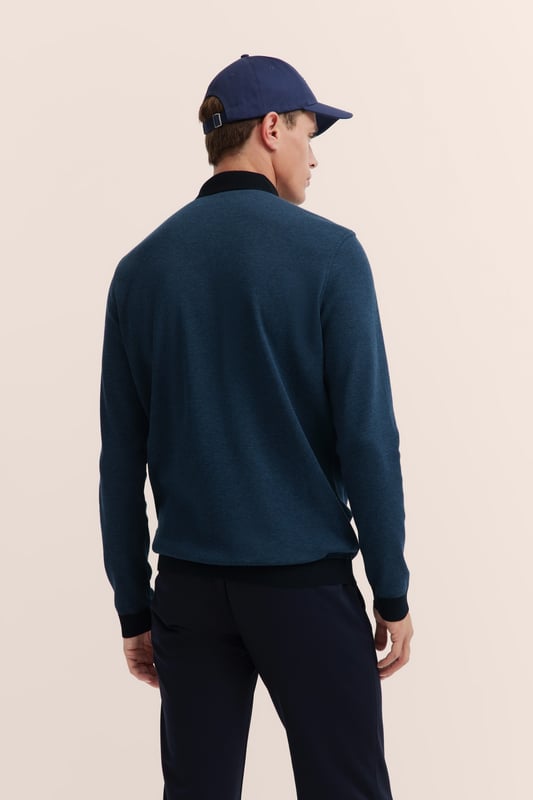 Erlebe stilvolles Auftreten mit dem bugatti Langarm-Poloshirt. Dieses Polo aus einem Baumwoll-Mix besticht durch seinen Strukturkragen und die feine zweifarbige Struktur des Oberstoffs. Eine Brusttasche und Leistentaschen bieten praktischen Stauraum, während das Flag-Label an der linken Seite für eine exklusive Note sorgt. Der Modern Fit und die Rippenbündchen garantieren eine optimale Passform.