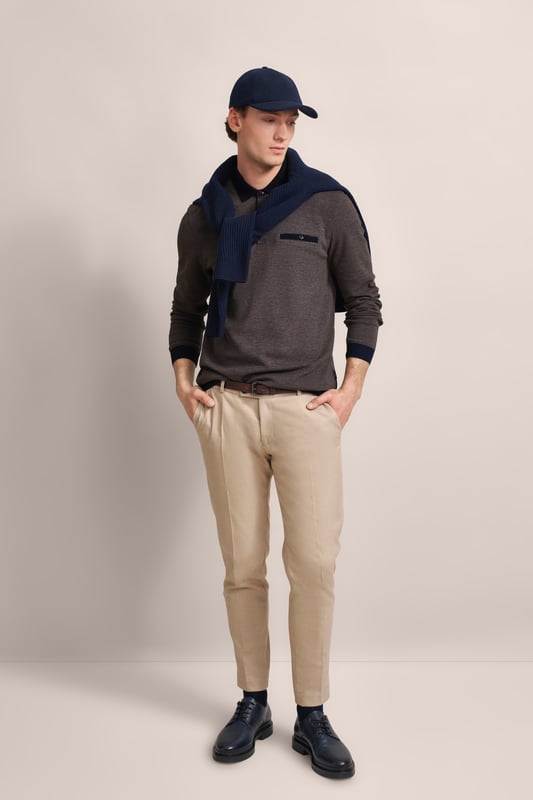 Verleihe deinem Outfit mit dem bugatti Langarm-Poloshirt einen modernen Touch. Gefertigt aus einem Baumwoll-Mix, bietet dieses Polo dank des Strukturkragens und der zweifarbigen Stoffstruktur eine besondere Optik. Die Brusttasche und die Leistentaschen sorgen für zusätzliche Funktionalität. Mit seiner körpernahen Passform durch den Modern Fit und die Rippenbündchen bleibt es stets komfortabel.